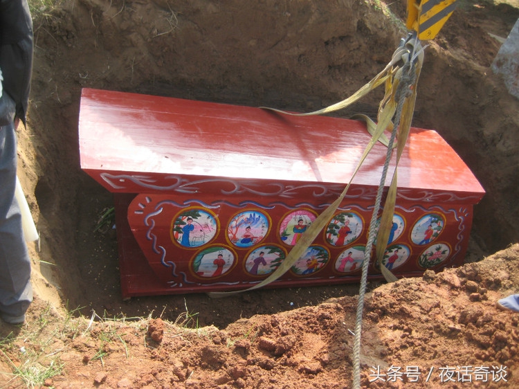 人死后下葬长明灯放在什么位置,人死后长明灯要放什么位置