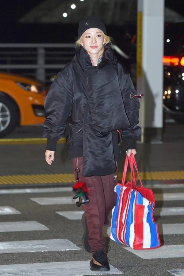 韩国女明星机场照皮衣,韩国女明星同款阿迪达斯