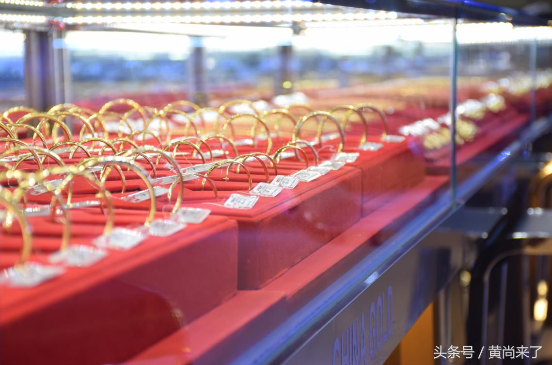 马上圣诞，老婆的礼物也不能拖着，于是尚韵珠宝成为了最佳选择！