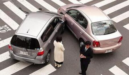 开车刮到人该怎么处理,开车刮了路边车自己走了怎么处理