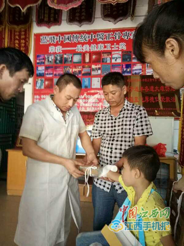 龙南一男童不慎跌致骨折蓝飞中医敷药治愈