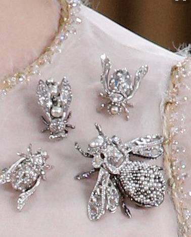 驼色大衣戴胸针,黑色大衣适合戴的胸针