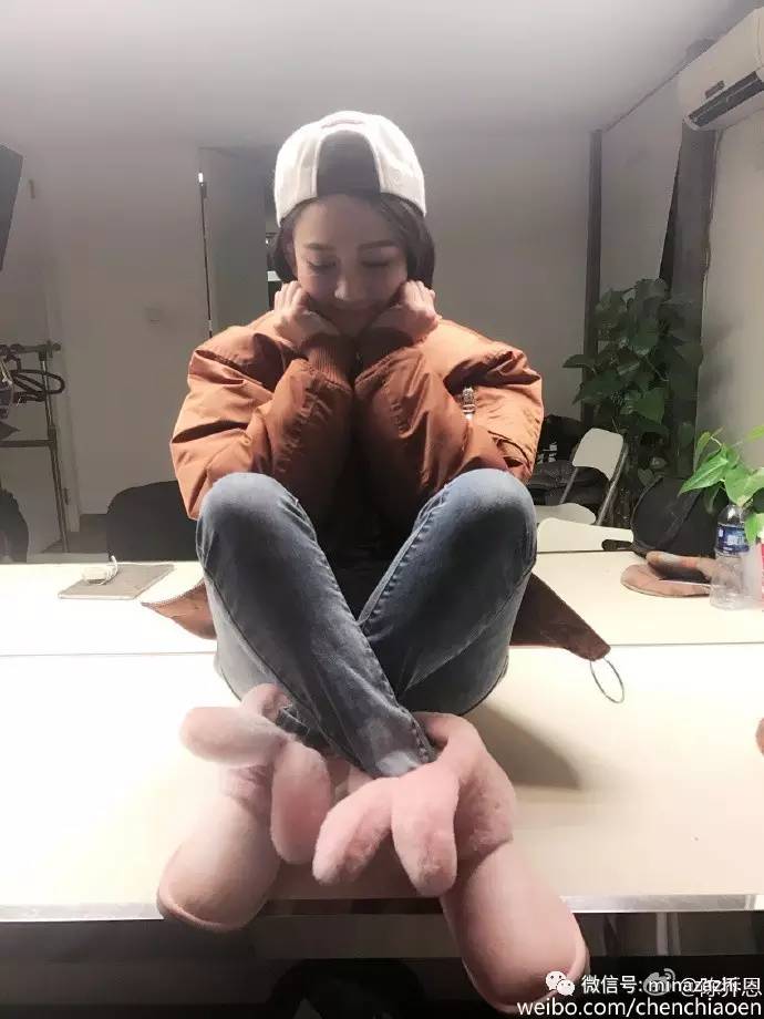 杨幂冬款lv羽绒服,杨幂冬日宽松毛衣