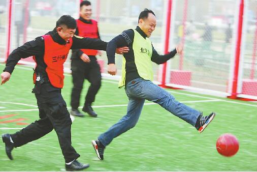 泉城广场大屏幕播放足球赛,泉城广场放足球比赛