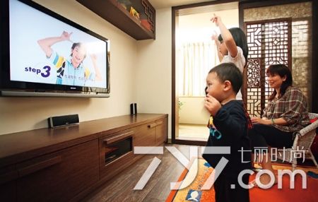 小孩看电视总是眨眼怎么回事,小孩看电视总是眨眼睛是怎么回事