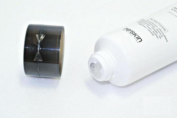 右脸颊长红痘是什么原因引起的,右脸颊一片痘痘