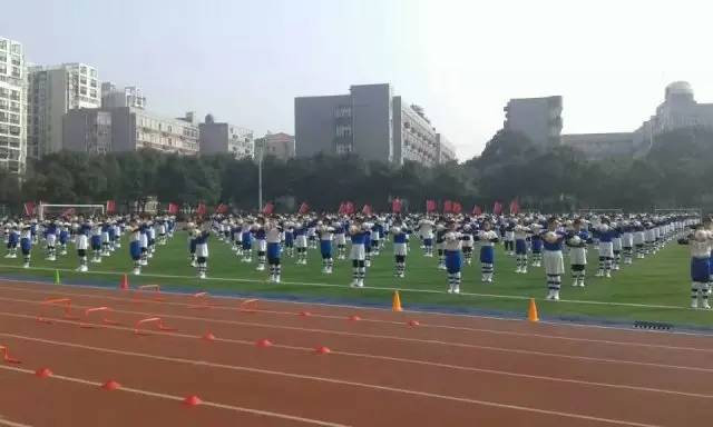 女孩踢足球必须出去参赛吗,女孩子踢足球初学