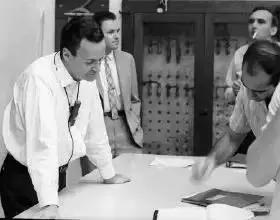 谢耳朵只服他一个，又玩原*弹子**又是办画展