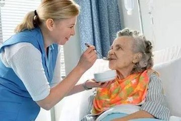 老人误吸性肺炎后果严重吗,老年人发生误吸的防治与护理