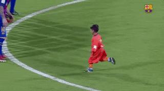 自制梅西球衣的小男孩,身穿梅西球衣的阿富汗男孩