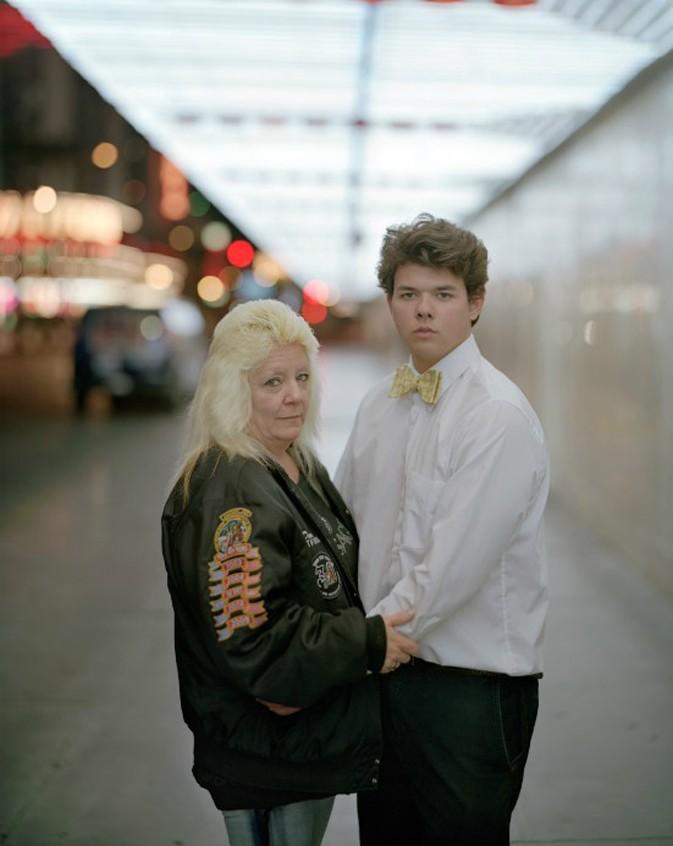 街头摄影师给陌生人拍照谈对象,摄影师街头给陌生人拍照