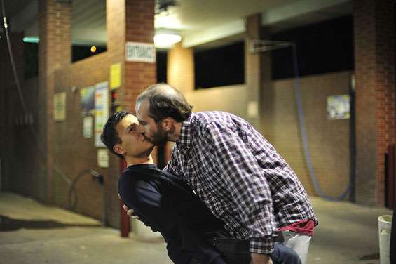 街头摄影师给陌生人拍照谈对象,摄影师街头给陌生人拍照