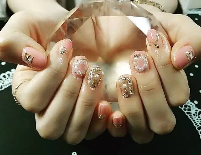 适合圣诞节的美甲你学会了吗,圣诞款美甲来啦简单的法式风