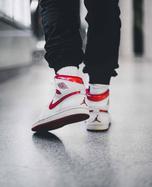 aj1为什么感觉两双鞋面不一样,aj1灰白高帮最新发售的是限量款吗