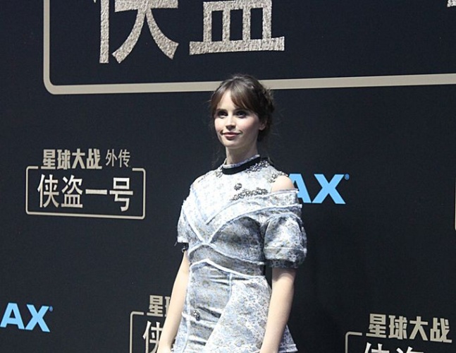 姜文《侠盗一号》红毯人气高菲丽希缇蓝裙优雅