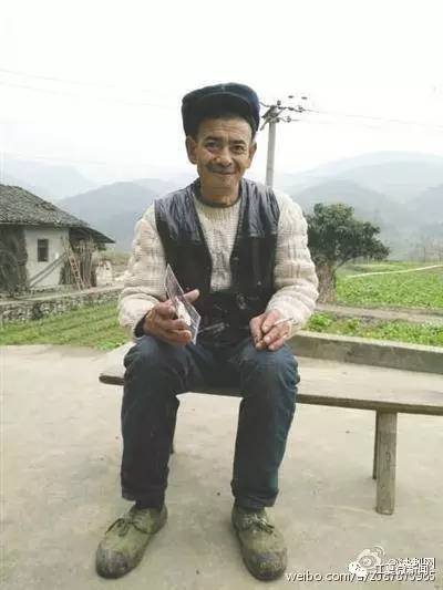 醉汉找口吃大爷指挥倒车，结果……