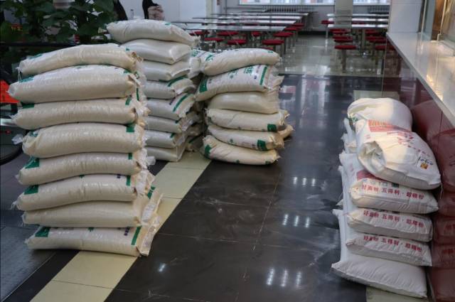 吃完食堂的第200碗饭，Ta说带我去后厨看看