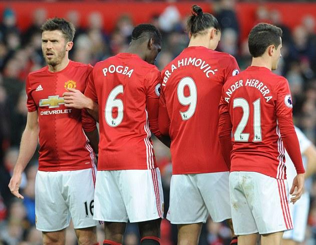 邮报：曼联老将卡里克寒风中享用冰激凌