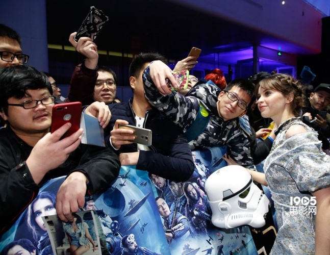 姜文《侠盗一号》红毯人气高菲丽希缇蓝裙优雅