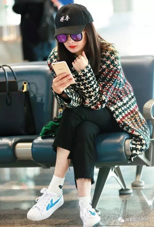 光脚穿鞋土爆了！大幂幂、迪丽热巴、奚梦瑶告诉你——有一件时髦的小事叫露出你的袜子！