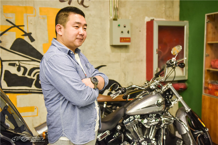 被美女瑜伽教练幸福的“折磨”着