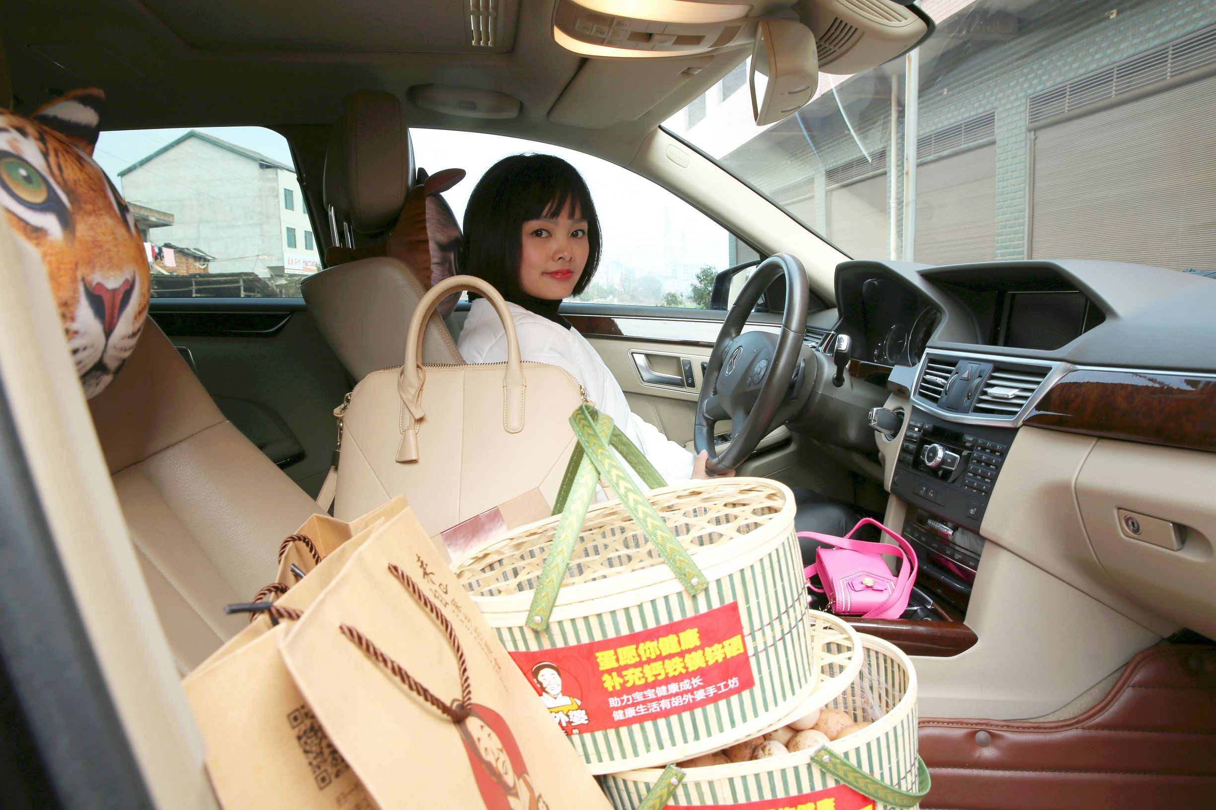 衡阳县乡村一“80”萌妈开豪车外卖送鸡蛋 常被调侃