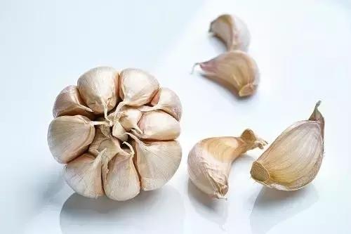 生吃大蒜对眼睛有害吗,大蒜吃多了眼睛视力好吗