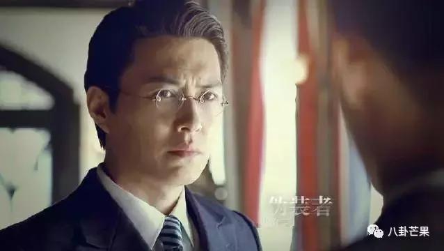 要被靳东的角色蒙蔽了双眼,他本人只有四岁,不能再多!