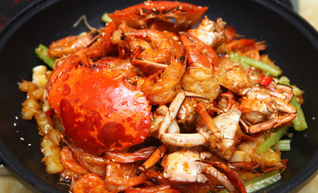 这家肉蟹煲味美价廉，周末聚餐首选！