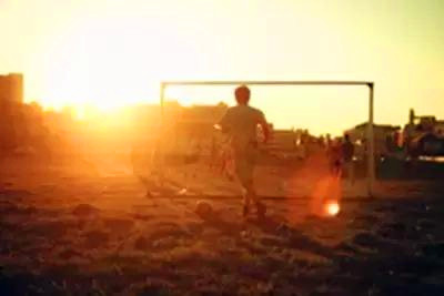 有一个特别爱踢球的男朋友,如果你男朋友喜欢踢足球