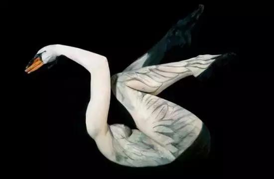 这些赤裸裸的人究竟是为何这样呢?这肤色,这花纹