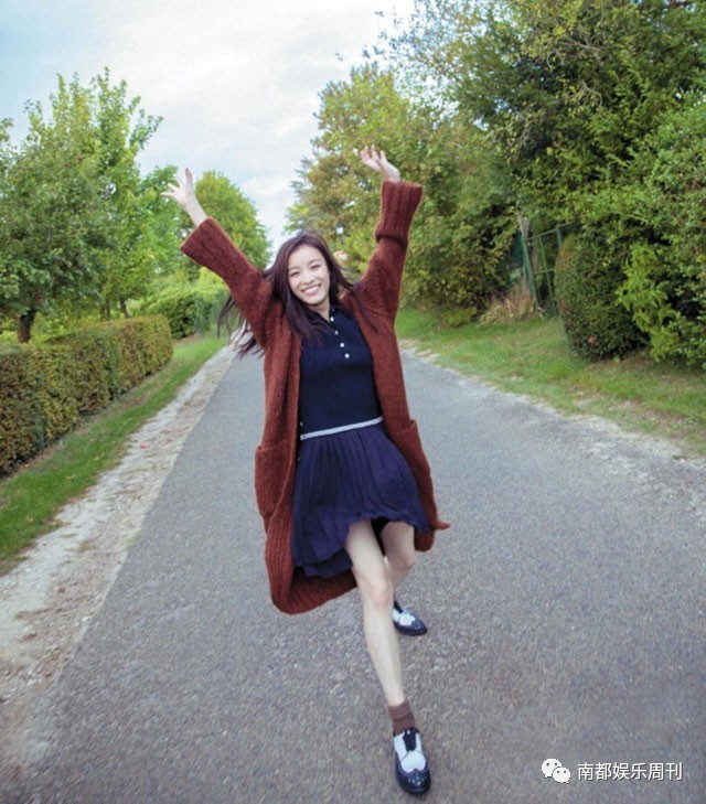 光脚穿鞋土爆了！大幂幂、迪丽热巴、奚梦瑶告诉你——有一件时髦的小事叫露出你的袜子！