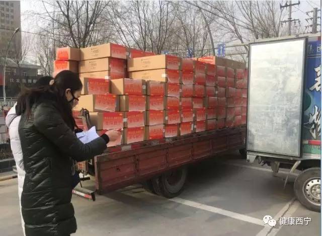 健康扶贫送药送医送温暖,健康扶贫赠送暖心药箱