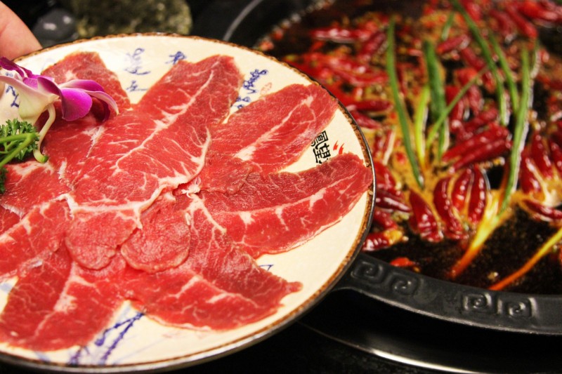 「有福利！」凤望龙门开业来，只有四人吃到最后的特辣锅，我们挑战了全素菜