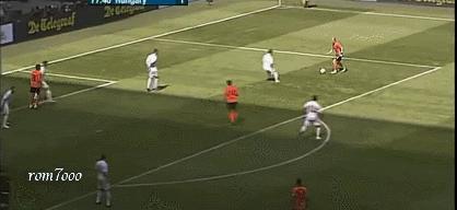 罗本和穆勒挡拆gif,2010罗本错失单刀gif