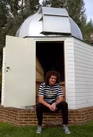 全世界都听过他的歌，但你肯定不知道他是天体物理学家和大学校长