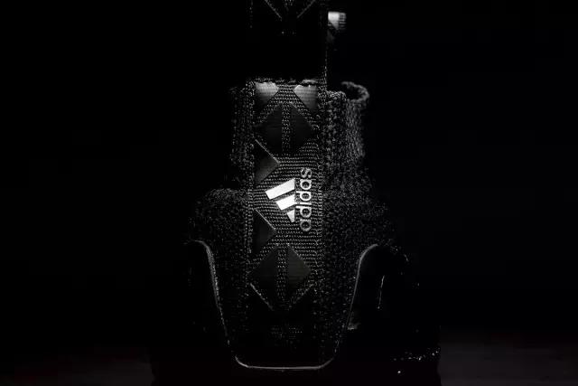 介是一个足以重新定义FootballSneaker的跨界