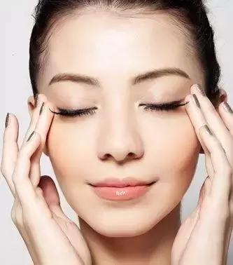 眼周有细纹用什么眼霜好用,护理眼周先用眼精华还是先用眼霜