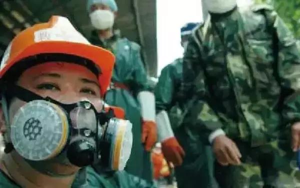 这对情侣被恐怖分子追杀，上演真人版绝命逃亡，却温暖了全世界