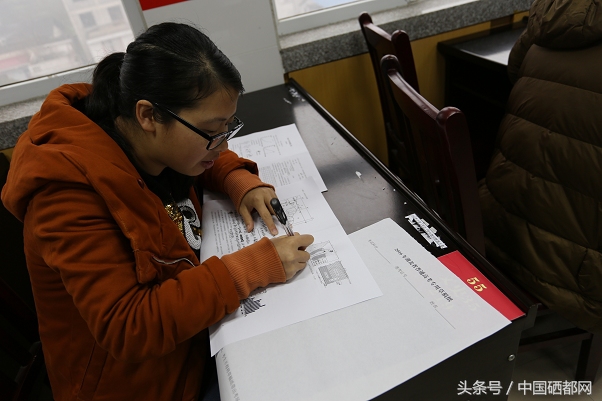 恩施市三中56名青年教师同台竞技解题“内功”