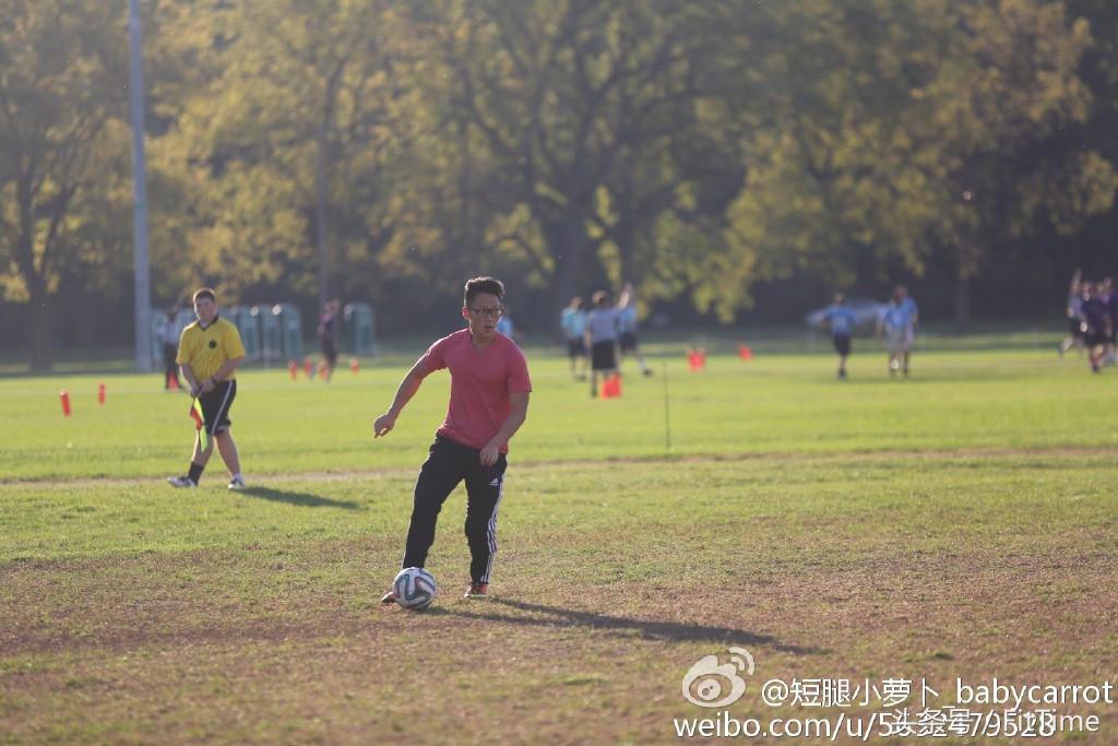 踢足球健身男,踢踢球跳跳舞