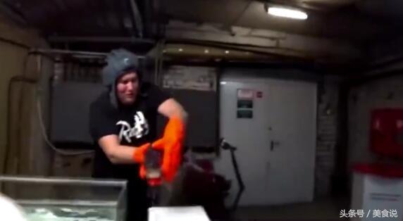 把鱼放进液氮里一天还能活吗,老外把活鱼扔入液氮