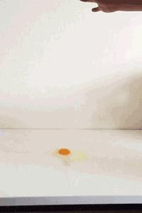 鸡蛋遇到什么会变成弹力球,用白醋泡鸡蛋变成弹力球