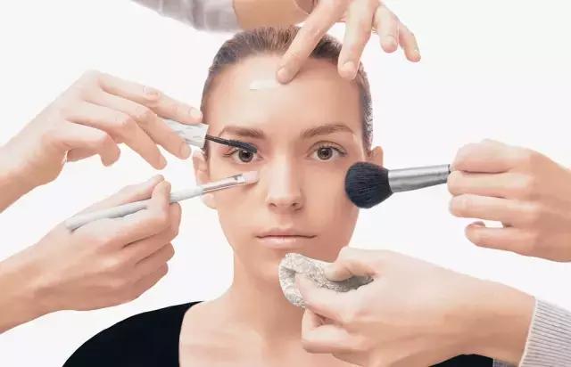 身体毛孔粗大并且里面是黑的,毛孔粗大变成了一个洞