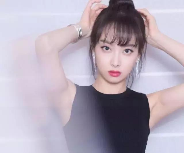 适合额头大发际线高的短发型,宽额头额头高怎么剪刘海