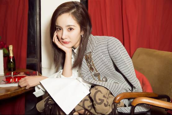 将近32岁的杨幂依旧少女感十足,杨幂晒自拍秀少女感不服输