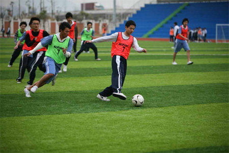 足球场球迷疯狂闯进场内,足球疯狂球迷冲场庆祝