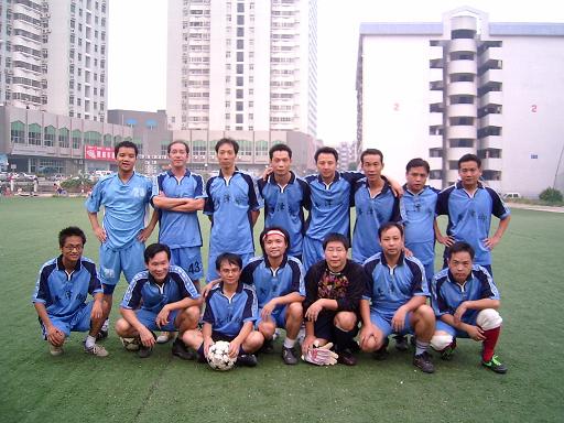 足球场球迷疯狂闯进场内,足球疯狂球迷冲场庆祝