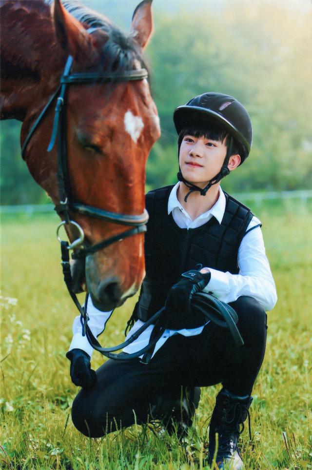 前辈对易烊千玺的评价最新,分享你很喜欢的易烊千玺图片