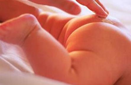 宝宝红屁股妈妈心疼哭了,宝宝屁股红疼如何快速解决问题